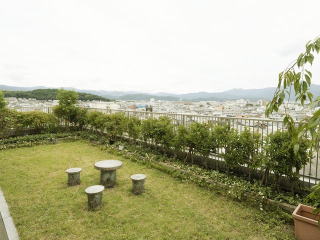 市街地が一望できる庭 庭 ゆったりとした屋外スペースから市街地の景色が楽しめます。心地よい風を感じながらリラックスできる場です。
