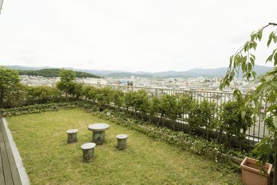市街地が一望できる庭
