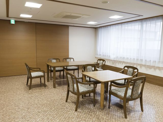 自然光が入る空間のラウンジ ラウンジ 広々としたラウンジは、自然光がたっぷり入る明るい空間です。リラックスしながら会話が楽しめます。