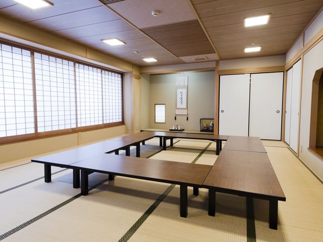 落ち着いた和室 和室 しゃれた和風の空間で、落ち着いた雰囲気の中、リラックスしていただけます。明るい自然光が心地よく差し込みます。