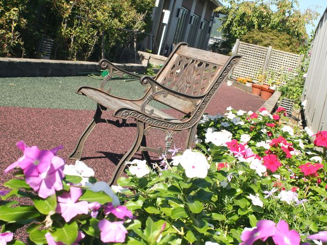 庭のベンチと花 庭 色とりどりの花が咲く庭では、ベンチでくつろぎながら自然を満喫できます。