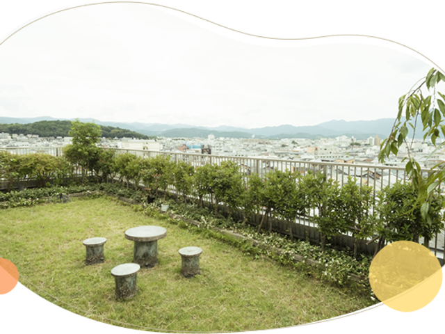 見晴らしのよい庭 庭   芝生のある庭から街並みと山並みを望めます。外の空気を感じながら、気分転換しやすい環境です。
