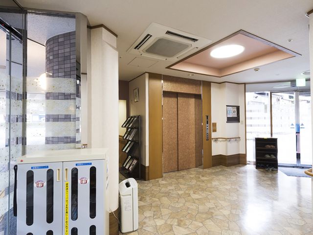 明るいエントランス エントランス 自然光が差し込む広々とした空間が広がっています。快適に通行できるデザインです。