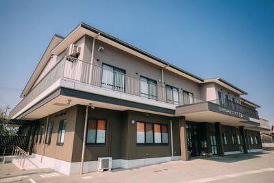 広々とした建物の外観