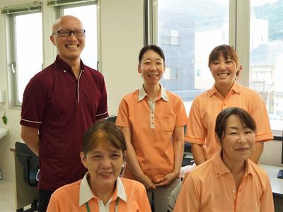 笑顔のスタッフたちの室内