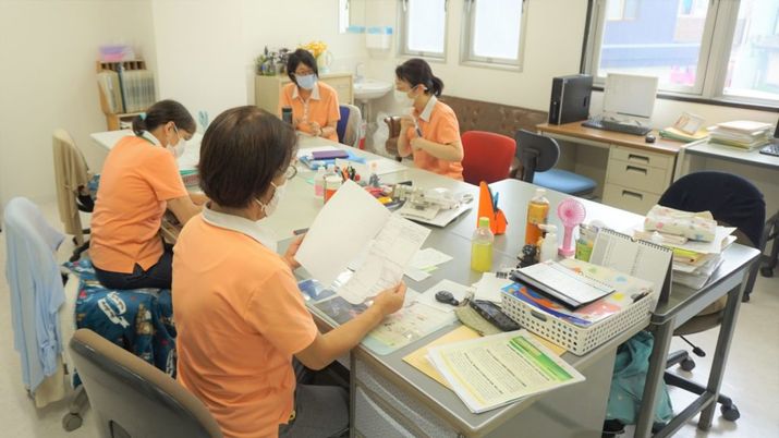 スタッフが働く室内