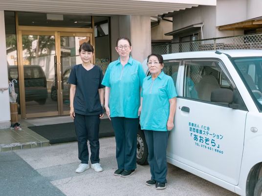 訪問看護スタッフと車両の外観  