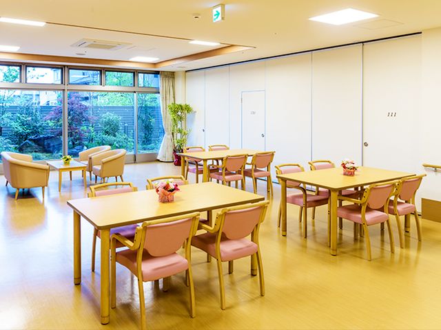 自然光が入る明るい部屋 ダイニングルーム 自然光がたっぷりと差し込む広々とした空間です。くつろいだ雰囲気の中で、楽しく食事ができます。