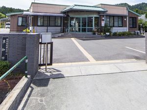正面玄関のある建物外観  