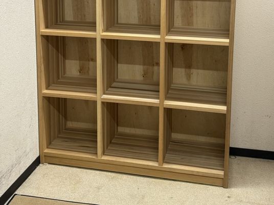 木製棚のある廊下  