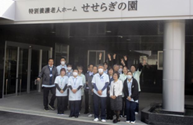 人々と施設のエントランス