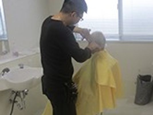 髪を整える様子の理美容室  