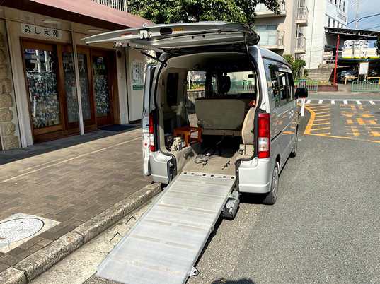 車いす対応の送迎車