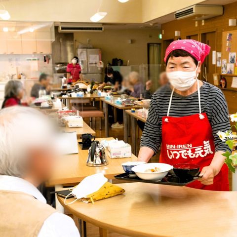 和やかな食堂風景 ダイニングルーム 明るい光が差し込む食堂で、楽しく交流しながら食事が提供されています。