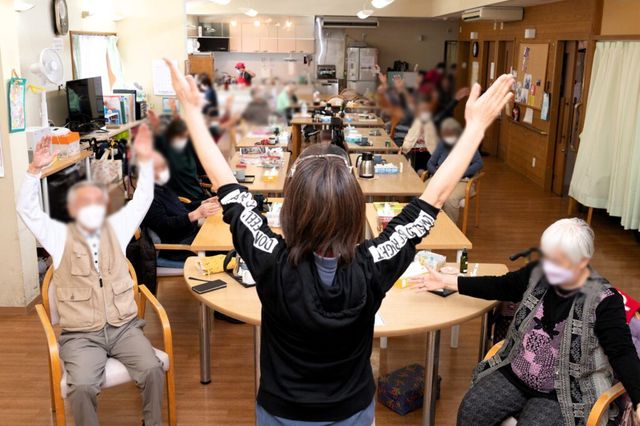 活気あるダイニングルーム ダイニングルーム 自然光が差し込む広々とした食堂です。住民が楽しく交流しながら過ごせる空間になっています。