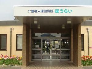 明るい花が飾る入口