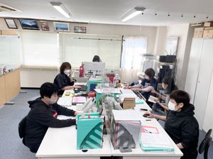 多忙なスタッフのオフィス風景