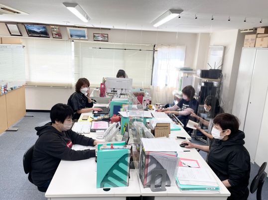 多忙なスタッフのオフィス風景