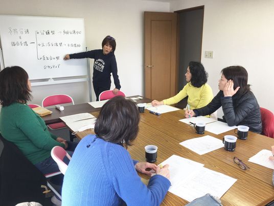 研修中のスタッフ集団