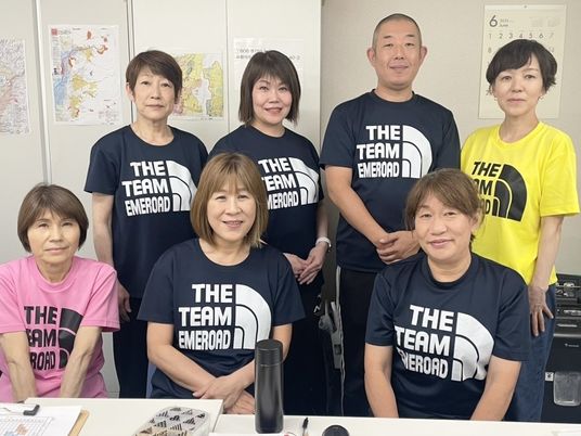 スタッフ集合の室内  