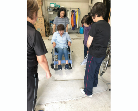 車椅子の昇降訓練実施中
