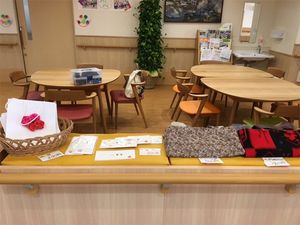 明るい食堂のテーブル  