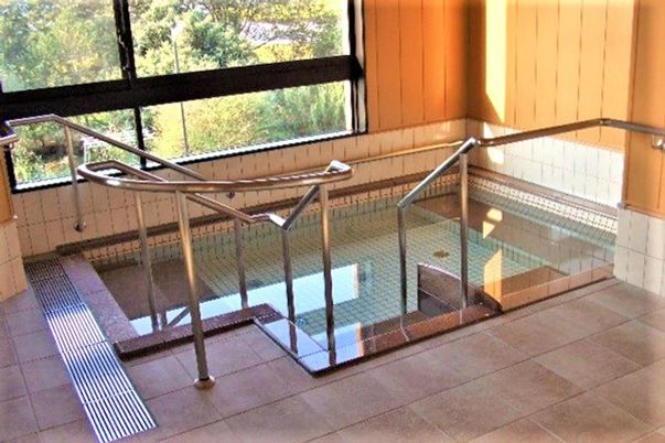 自然光が差し込む風呂