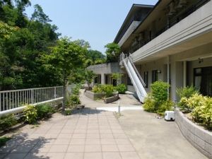 緑に囲まれた中庭  