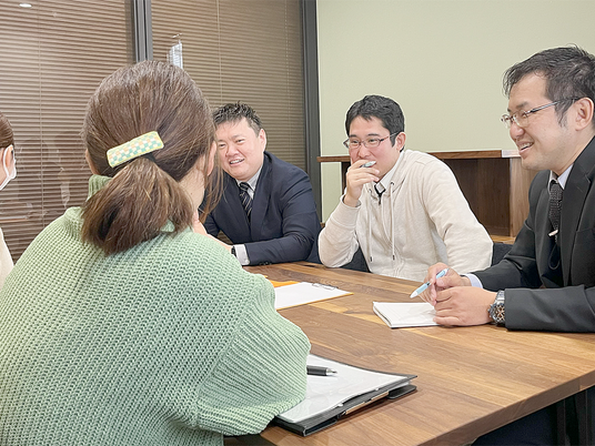 会議中のスタッフイメージ  