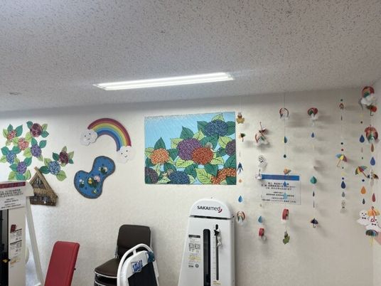 飾り付け壁の廊下  