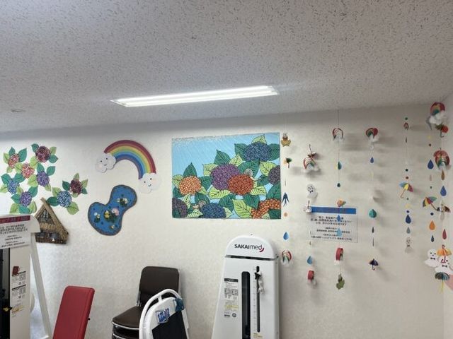 飾り付け壁の廊下 廊下   壁に季節感のある飾りが並び、明るい雰囲気です。スタッフの気配りが感じられる、やさしい空間づくりが伝わります。