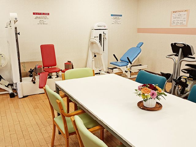 運動機器が並ぶ部屋 機能訓練室 明るい機能訓練室では、最新の運動機器が揃っており、安心してトレーニングができます。