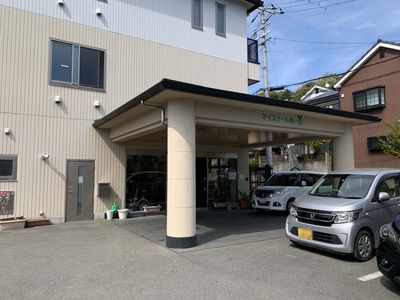 アプローチが広々としたエントランス