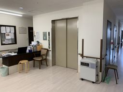 ゆったりしたエレベーター前