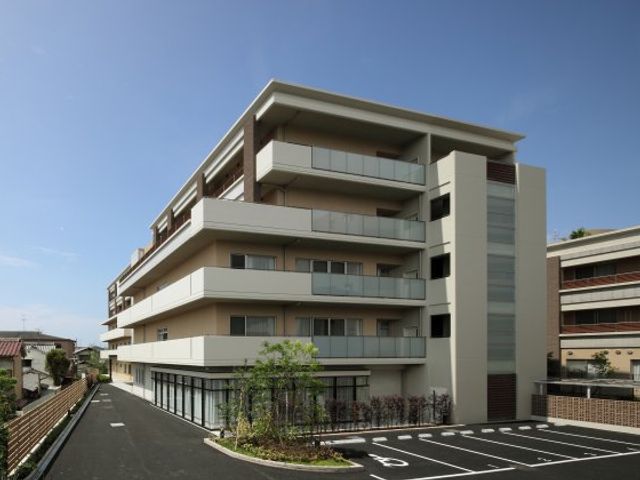 多目的施設の外観 外観 便利な立地にある現代的な4階建ての建物です。広々とした駐車スペースも確保されています。