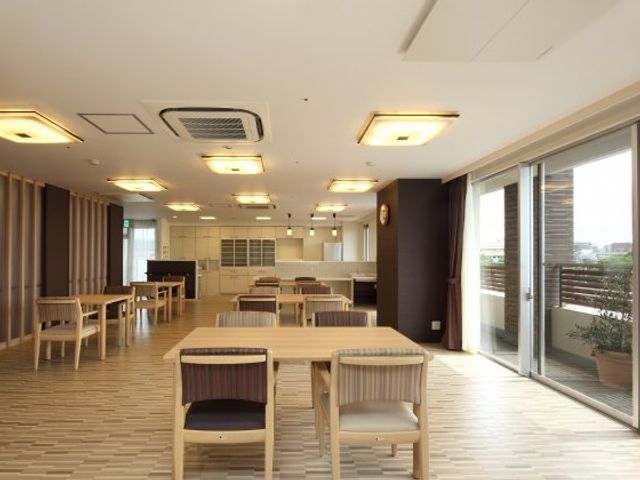 開放的なダイニングルーム ダイニングルーム 自然光が差し込む広々としたダイニングルームです。食事や会話を楽しむのに最適な空間です。