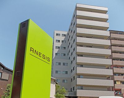 高層建物と看板