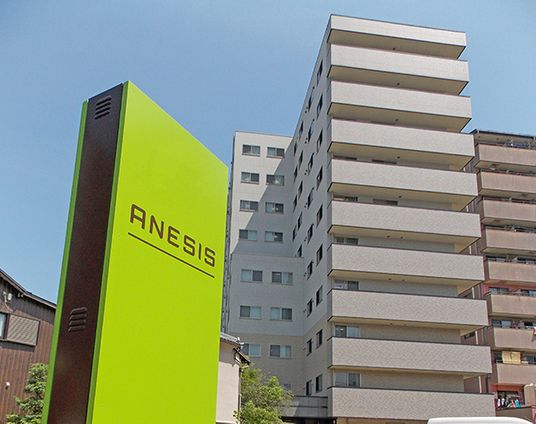 高層建物と看板