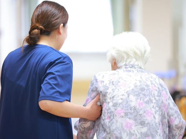 介護支援の様子 スタッフイメージ 親切なスタッフが、利用者の方に寄り添いながらお手伝いをしています。温かい雰囲気の職場です。