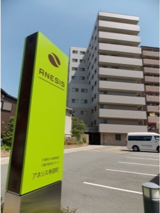 モダンな建物と駐車場