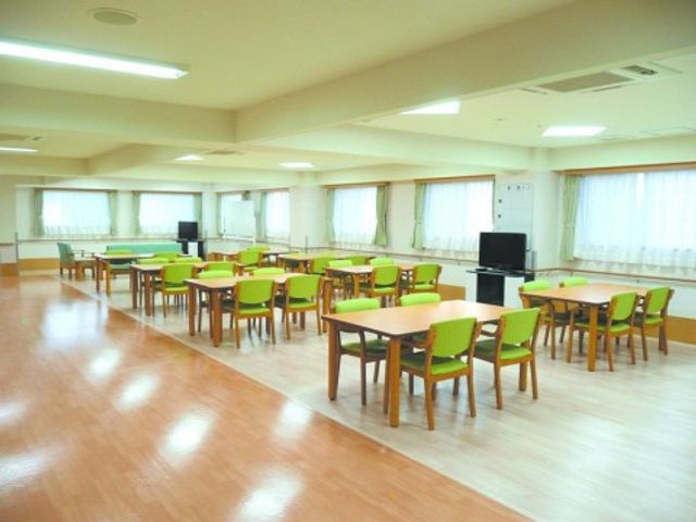 清潔感ある食堂の空間