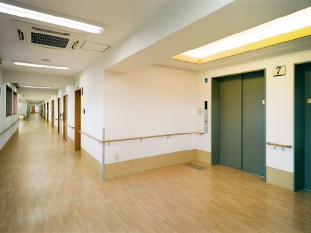明るく広い廊下の施設