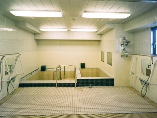 広く清潔な浴室の環境