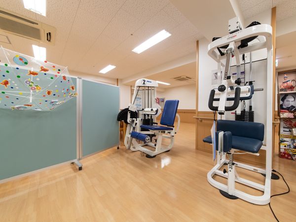 トレーニング機器とパーテーション