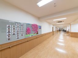 廊下と掲示物がある空間