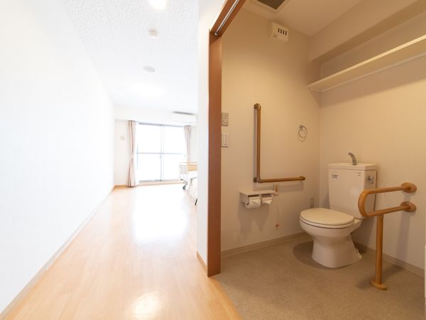 洋室とトイレの明るい空間
