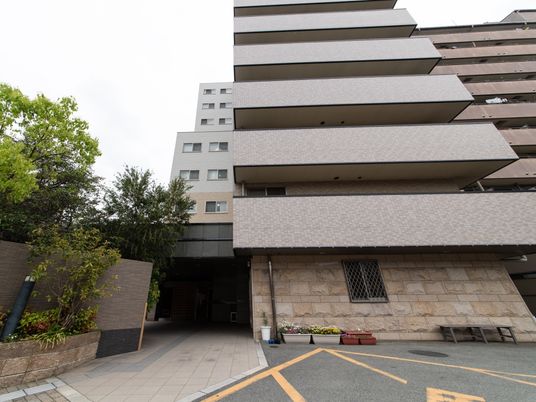 建物入口と周辺緑