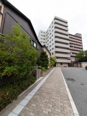 高層建物と細道