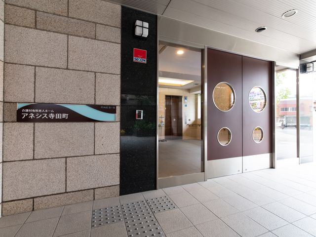 入口と案内表示