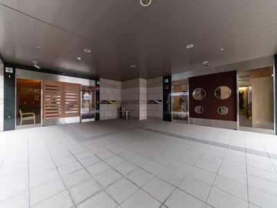 エントランスの明るい景色